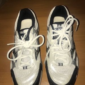 NWOT Mizuno volleyball shoes women’s 6.5